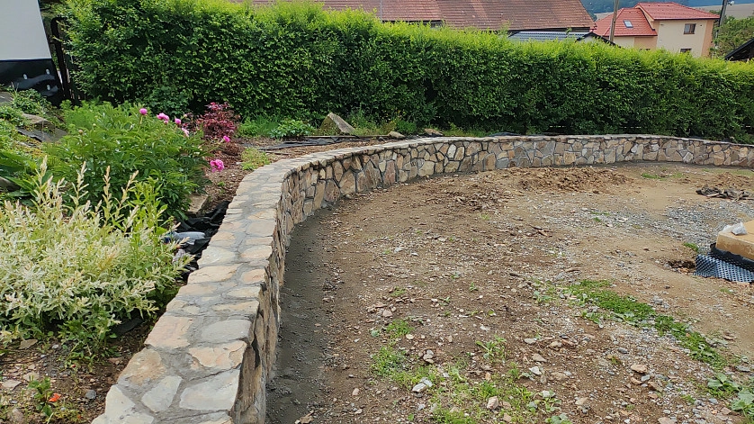 Práce v portfoliu - Установка забора из камня - fotografie 2