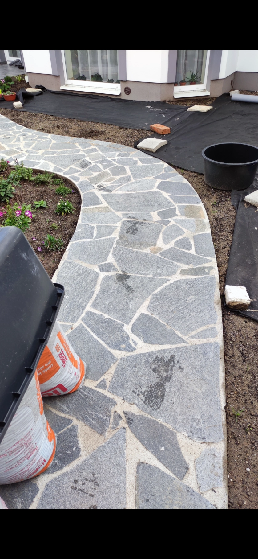 Práce v portfoliu - chodník z naturálního kamene - fotografie 2