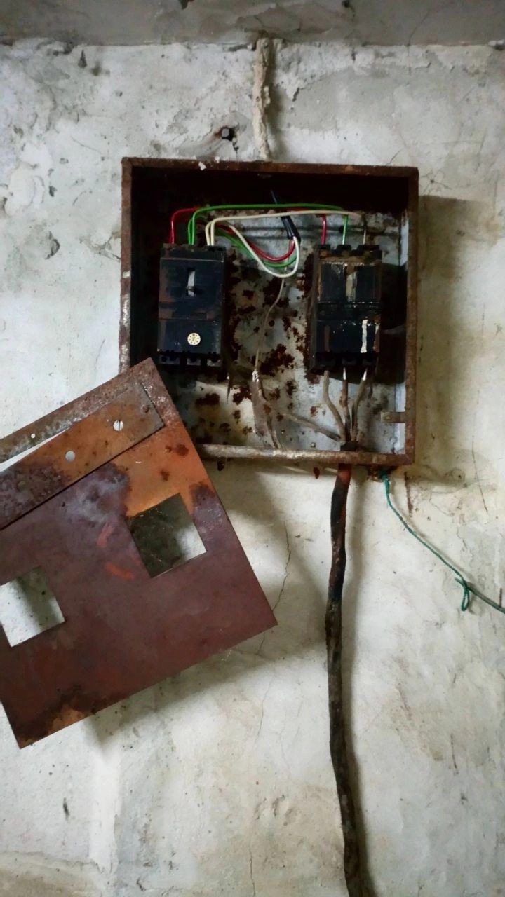 Práce v portfoliu - Výměna starého elektrického panelu