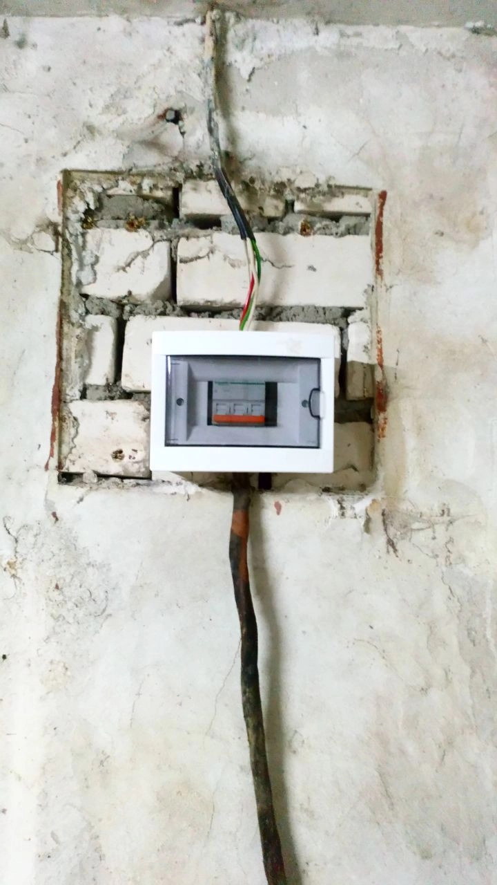 Práce v portfoliu - Výměna starého elektrického panelu - fotografie 2