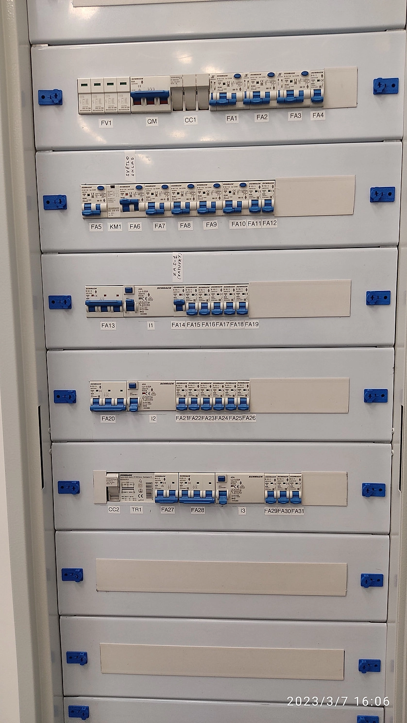 Práce v portfoliu - Установка, сборка, подключение щитов и шкафов - fotografie 2