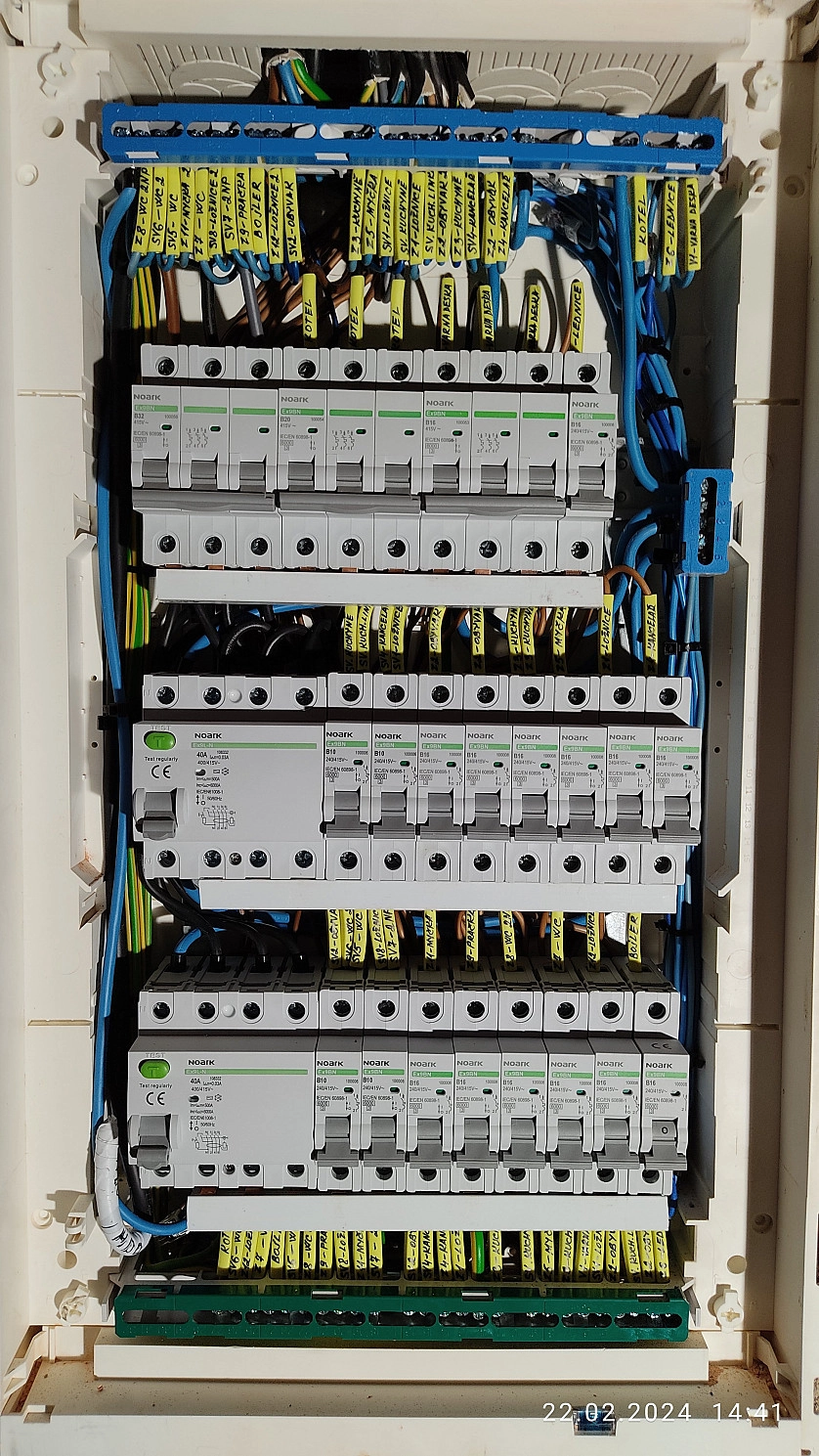 Práce v portfoliu - Установка, сборка, подключение щитов и шкафов - fotografie 5