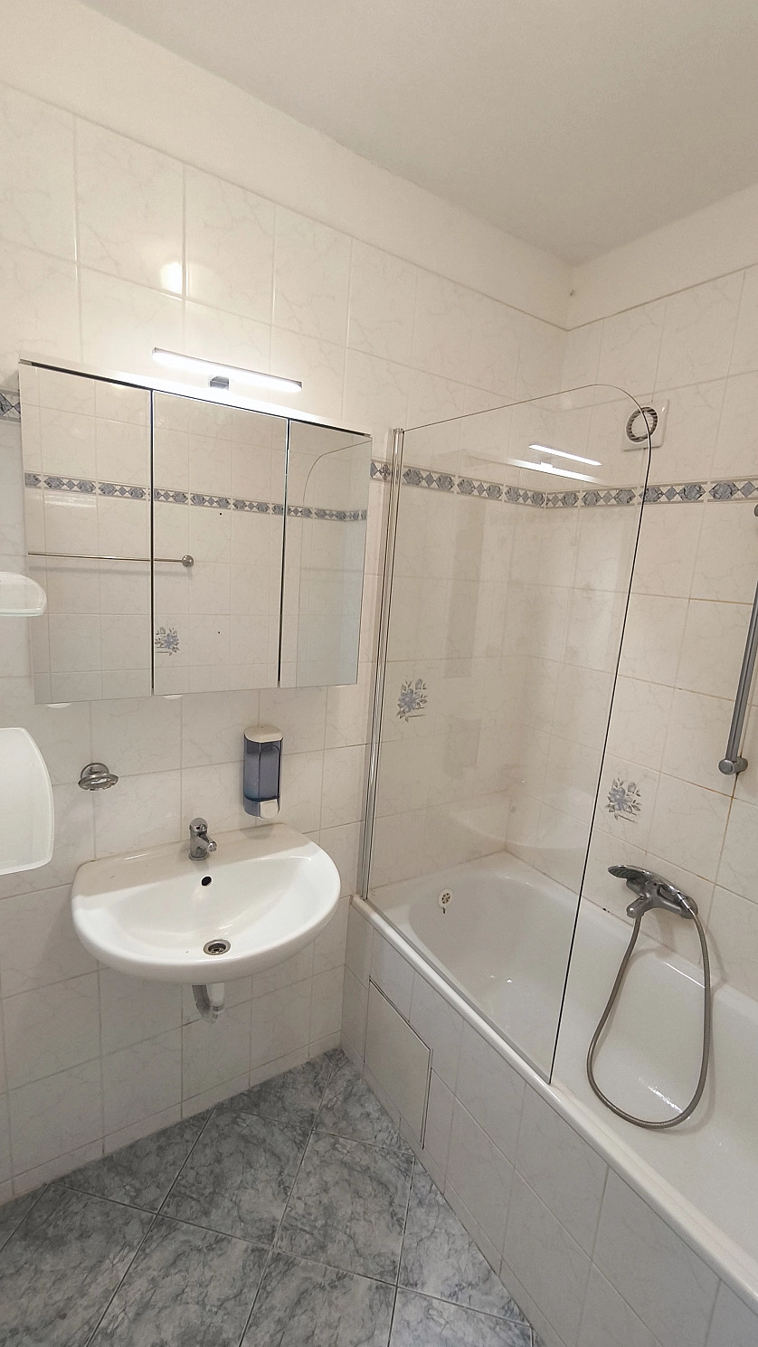 Práce v portfoliu - montáž skrine v koupelně a zasteny - fotografie 2