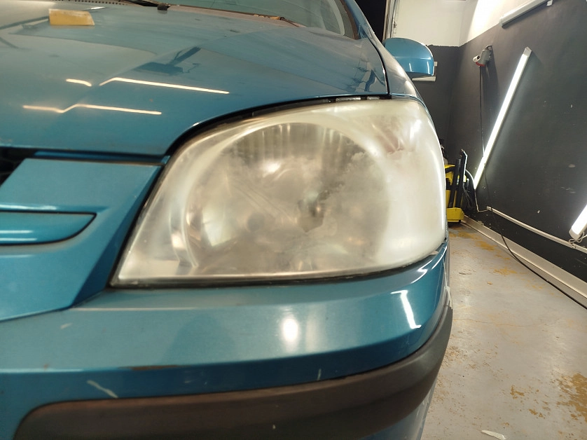 Práce v portfoliu - Leštění světlometů - fotografie 3