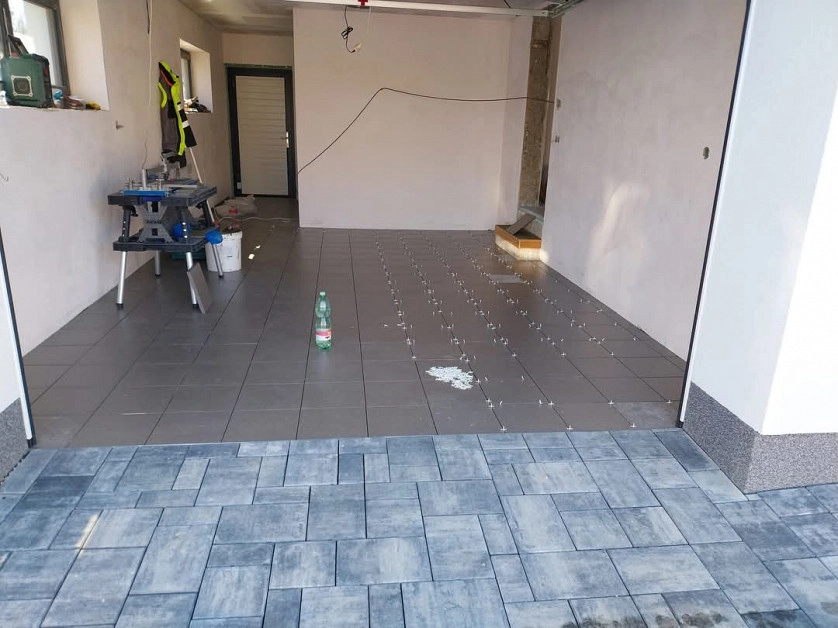 Práce v portfoliu - Dlažby ve garage - fotografie 4
