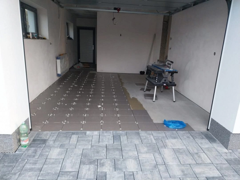 Práce v portfoliu - Dlažby ve garage - fotografie 3