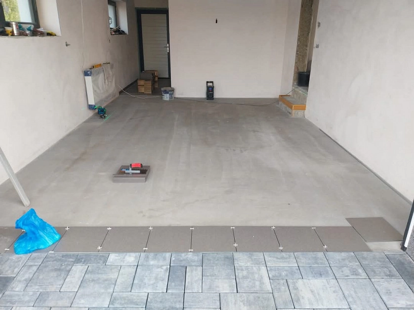 Práce v portfoliu - Dlažby ve garage - fotografie 2