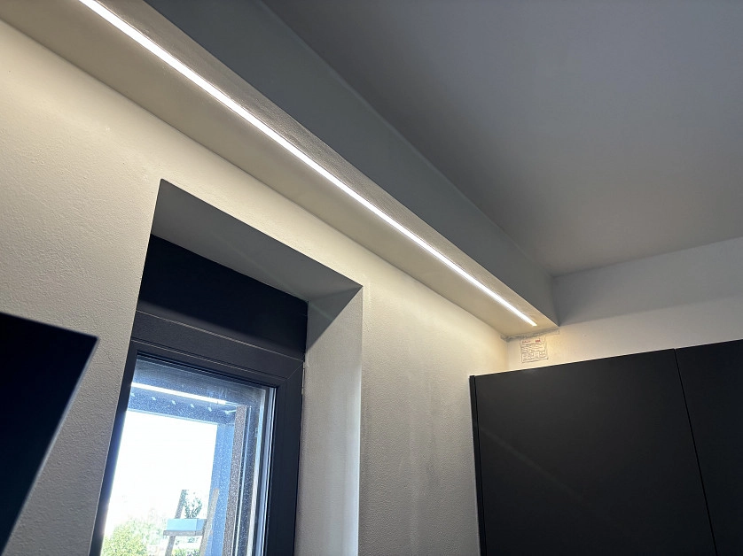 Práce v portfoliu - Kyslík pod odvetrani digestoře - fotografie 2