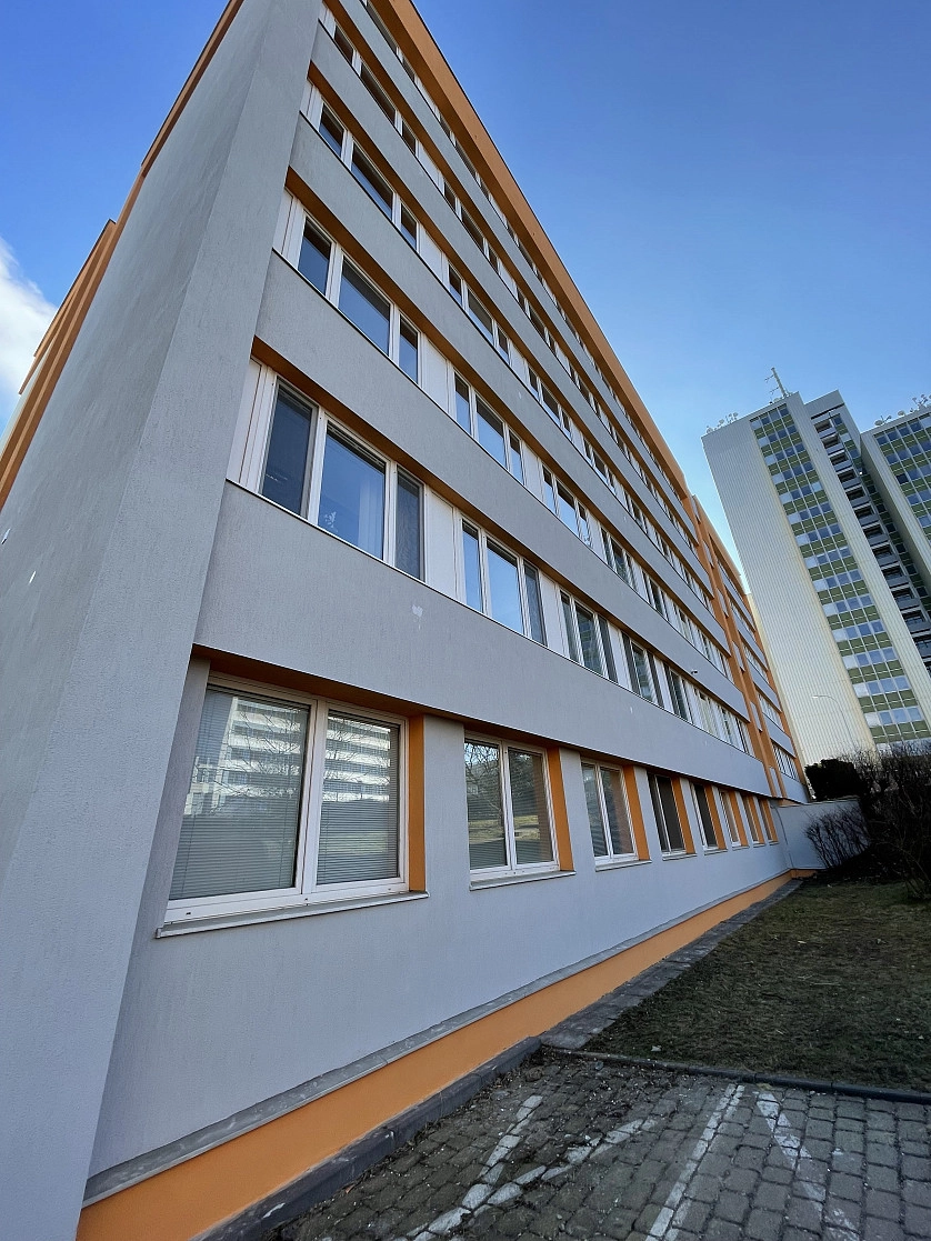 Práce v portfoliu - Nátěr fasády OZP Praha 4 - fotografie 4