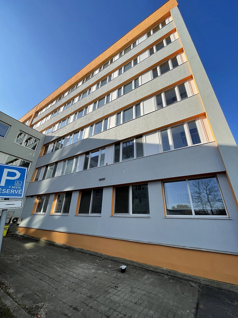 Práce v portfoliu - Nátěr fasády OZP Praha 4 - fotografie 5