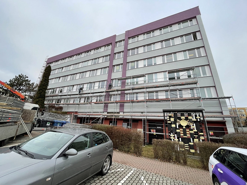 Práce v portfoliu - Nátěr fasády OZP Praha 4 - fotografie 2