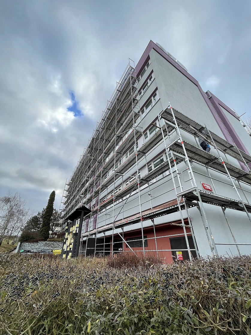 Práce v portfoliu - Nátěr fasády OZP Praha 4 - fotografie 3