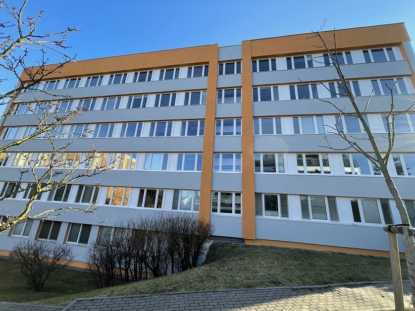 Práce v portfoliu - Nátěr fasády OZP Praha 4 - fotografie 6