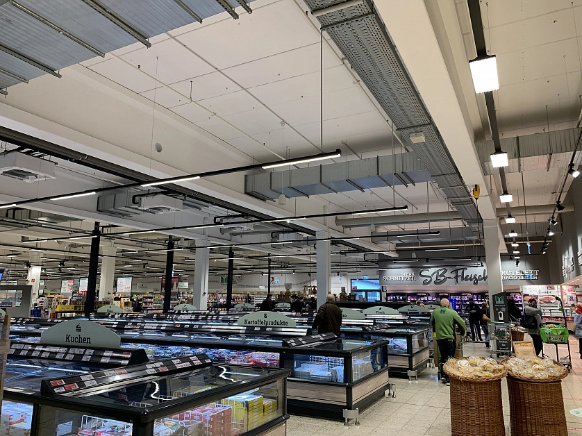 Práce v portfoliu - Výměna osvětlení v obchodním dome a v bazénu. - fotografie 3