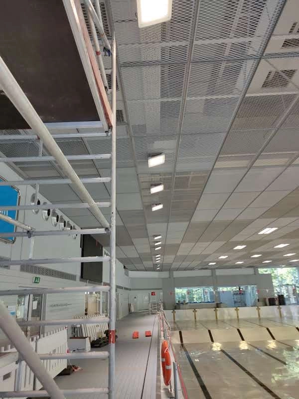 Práce v portfoliu - Výměna osvětlení v obchodním dome a v bazénu. - fotografie 4