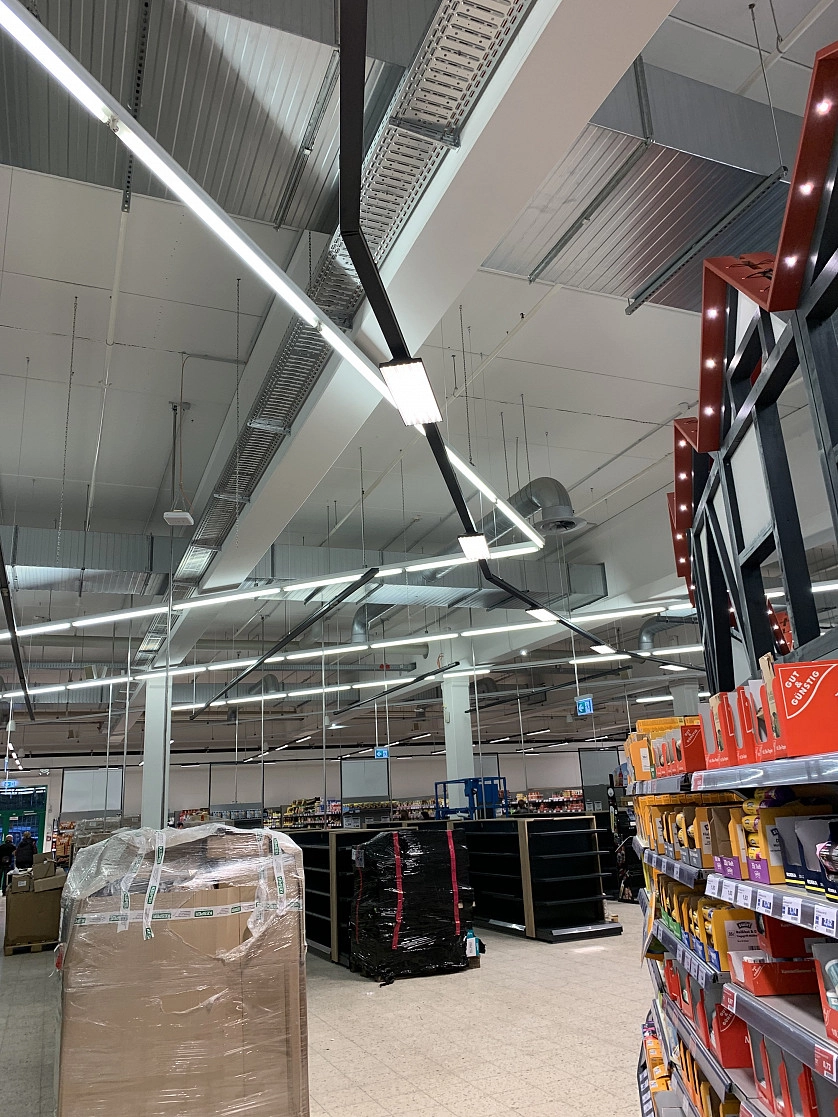 Práce v portfoliu - Výměna osvětlení v obchodním dome a v bazénu.