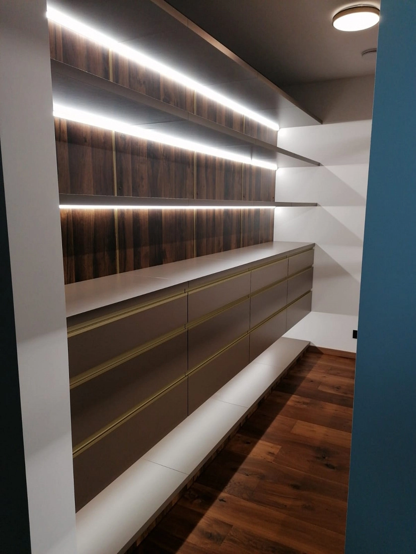 Práce v portfoliu - Шкафы, полки, гардеробы - fotografie 3