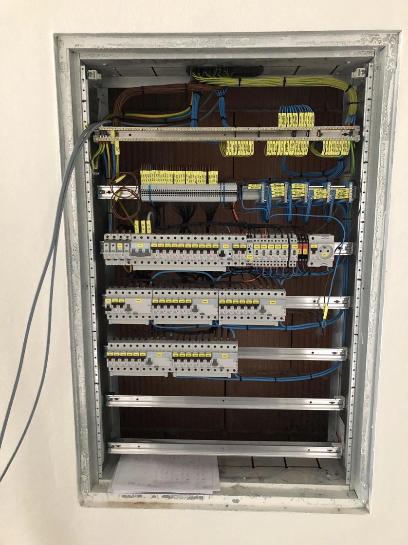 Práce v portfoliu - Електрощит поверховий.