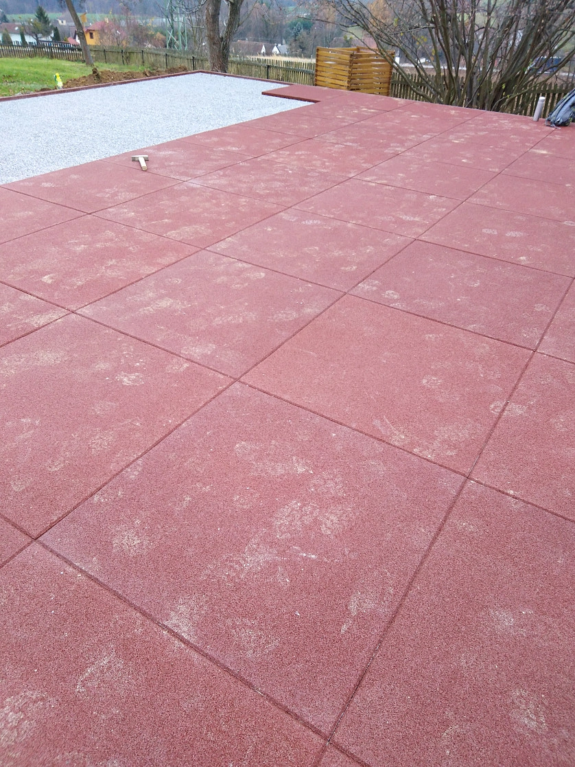 Práce v portfoliu - Pokládka gumové dlažby - fotografie 2