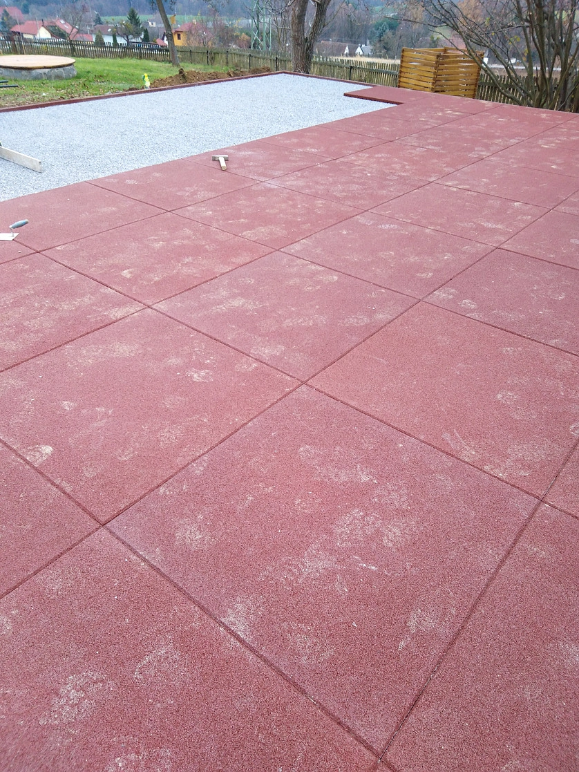 Práce v portfoliu - Pokládka gumové dlažby