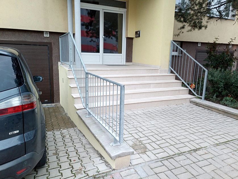 Práce v portfoliu - Oprava schodišť vchodů - fotografie 4