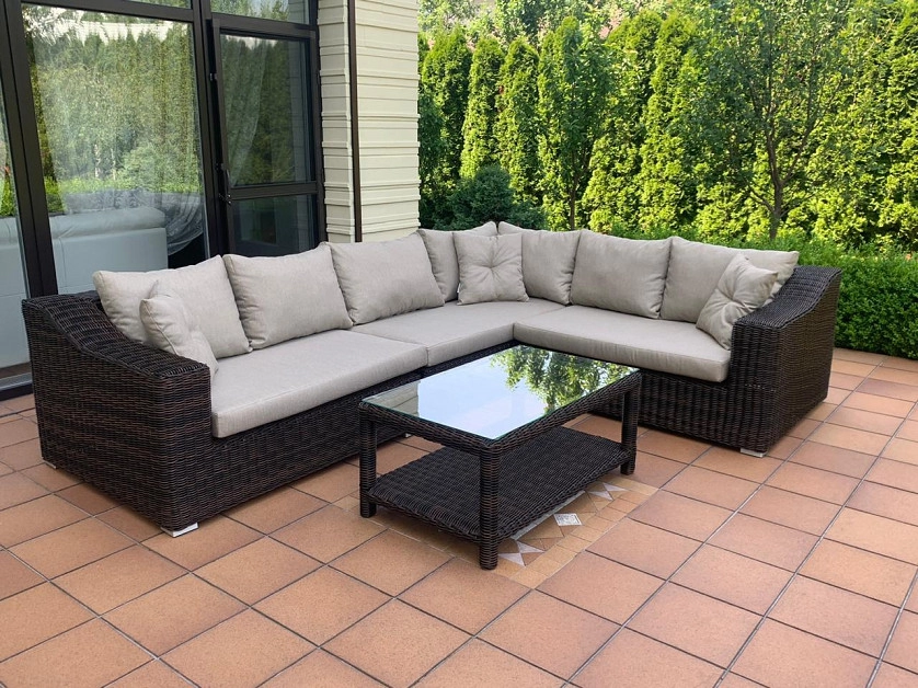 Práce v portfoliu - Rattan Furniture Handwoven with Skill, Patience, and a Lifetime of Craftsmanship - fotografie 2