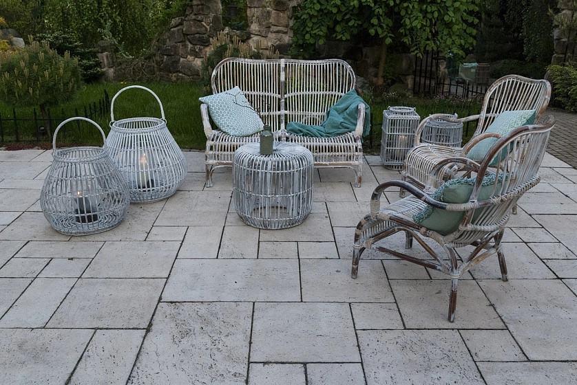 Práce v portfoliu - Rattan Furniture Handwoven with Skill, Patience, and a Lifetime of Craftsmanship - fotografie 3