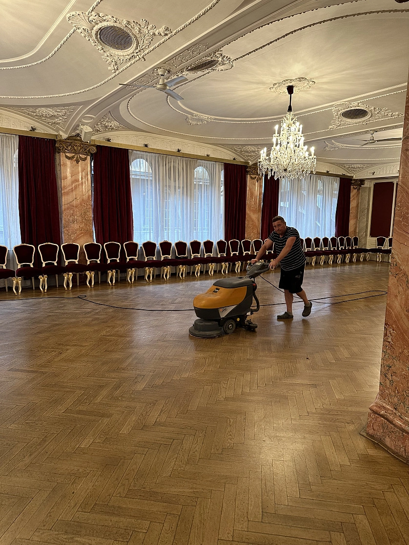 Работа портфолио - Úklid mramorového sálu - фото 3