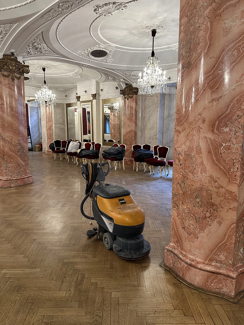 Práce v portfoliu - Úklid mramorového sálu